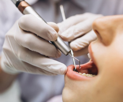 دکتر نادر ابریشم کار جراح دندانپزشک در ریچموندهیل
